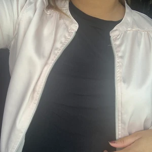 Ljusrosa bomberjacka - Glansig ljusrosa lätt  bomberjacka från Vila.