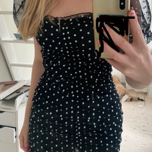 Svart klänning med vita prickar 🖤🤍 - Jättesöt svart och vit prickig klänning med jätte fin passform 🖤🖤🤍❤️
