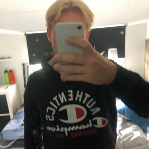 Champion Hoodie  - Säljer denna snygga champion hoodie, bra skick och inga skador eller fläckar. Storlek S 
