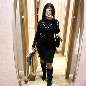 Klänning - En långarmad klänning. Perfekt för middagar och utekvällar. Kan stylea upp och ned den. Stretchig och formar kroppen!⚡️💘