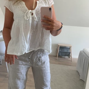 Odd Molly blus  - En vit volang blus ifrån Odd Molly ⚡️🤍 Storlek 0 vilket motsvarar xs/s men skulle säga även upp mot m. 