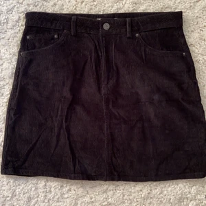 Manchesterkjol - Söt svart kjol i manchestermatrial. Knappt använd därav i gott skick☺️