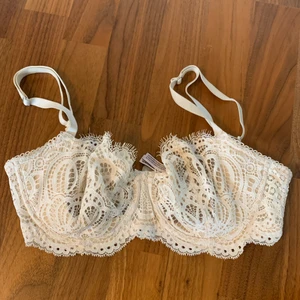 bh - jätte fin spets bh i crem vit från victoria secret, knappt andvänd, storlek 32DD/F70