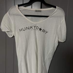 I st S båda två. 2 Jättefina (knappt använda) Hunkydory t-shirts. Köpt för 250kr st och säljer för 100 kr st + frakt