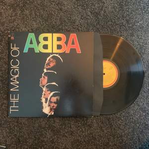 Vinylskiva med en samling av Abbas mest kända låtar (se baksida för låtlistan). Inga skador på skivan.