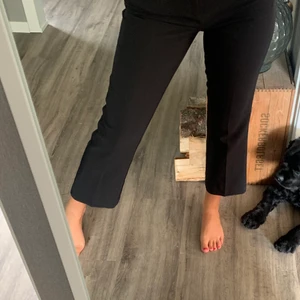 Kostymbyxor - Utsvänga kostymbyxor från Gina tricot! Skicket är jätte fint och dom är dom nya! säljer pågrund av att de har blivit förstora