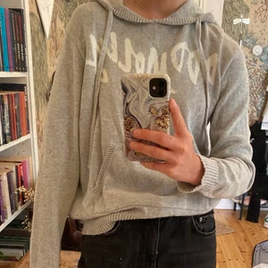 Hoodie från Odd Molly - Ljusgrå ”Hey baby hood sweater” från Odd Molly. Använd max 2 gånger. Nypris 1495. Storlek 0 (XS) men passar även mig som brukar ha S. Säljer även denna i ljusrosa och i svart.