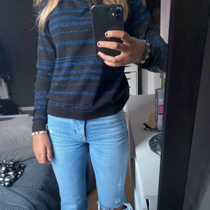 Randig tröja  - Marinblåa och glittriga ränder. Tröjan är ifrån Nobody’s child. Knappt använd men jätte fin 