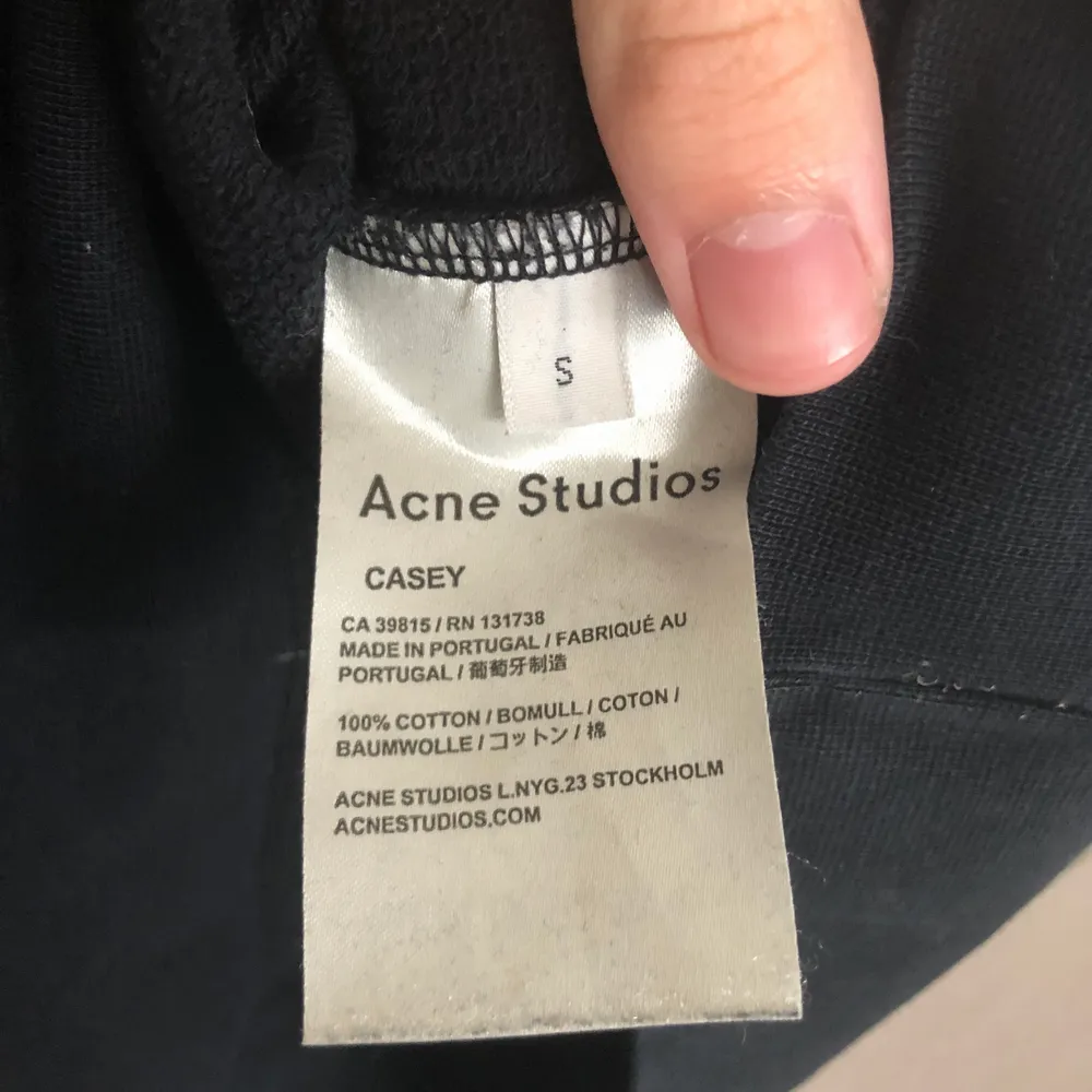 Acne Studios sweatshirt i Casey modellen, storlek Small. Tröjan är blank och har en klassisk passform. Tröjan är i svart färg. Tröjan är i använt skick och har inga defekter.. Tröjor & Koftor.