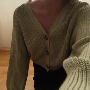 Kofta från Monki - Kofta från Monki i den perfekta gröna färgen💚💚Storlek XS men skulle passa S och M lika bra. Sparsamt använd