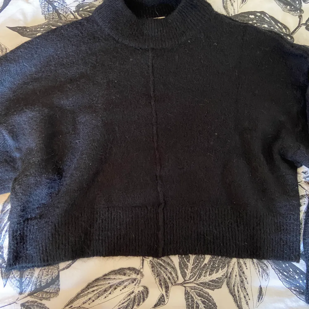 Cropped knitted sweater, used a handful of times. Tröjor & Koftor.