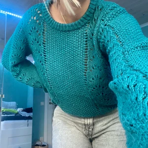 Stickad tröja  - Grönblå supermysig stickad tröja ifrån Lindex 🤍 Älskar verkligen färgen, så unik! Använd, men i mycket fint skick 💜💗 XS i storleken men passar likaväl en S