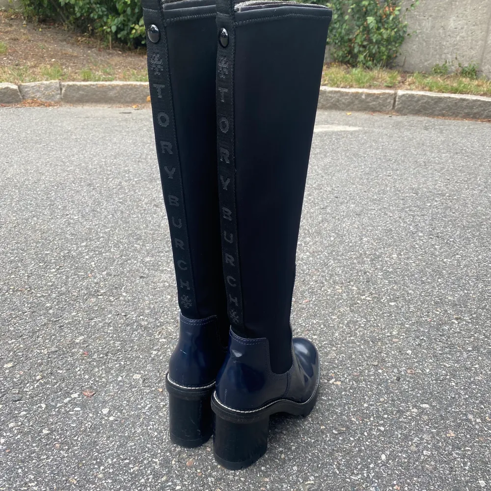 Säljer mina älskade Tory Burch Knee Boots. Stl 37 Köpta för 2 år sedan, finns ej kvar att köpa. Använda 5 gånger, super sköna & bekväma.  Butik pris, 7000 kr.  Vid snabbköp kan priset diskuteras. Skor.