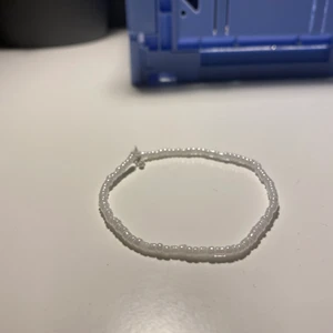 Armband - Egengjort enkelt armband av elastisk tråd med vita pärlor😊