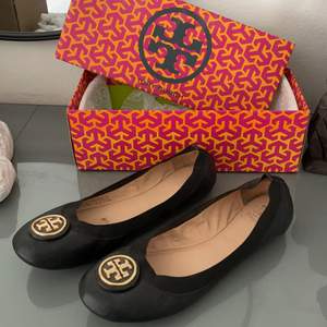 Ballerina från Tory Burch, använda ca 1-2 gånger. Nypris ca 2100kr. Storlek 7.5! Köpare står för frakt 