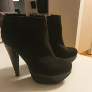 Höga klackar ifrån Nelly stl39 - Knappt använda klackar ifrån Nelly stl 39. Köparen står för frakten.