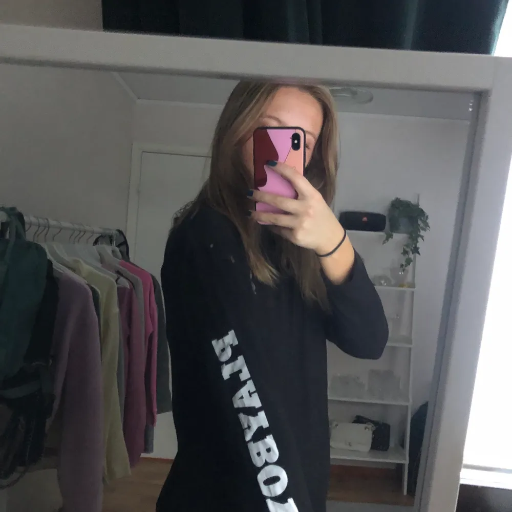 En tröja/klänning från missguided med Playboy-tryck. Ett litet silvrigt tryck fram, Playboy text på armen och ett stort tryck i rhinestones på ryggen. Osäker på storlek men passar s/m om man vill ha den oversized.. Klänningar.