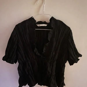 Zara korsettliknande topp, M - En korsettliknande topp från Zara i storlek M. Materialet är mer åt lakan hållet än bomull så det är lite strävare. Annars är den sann till storlek