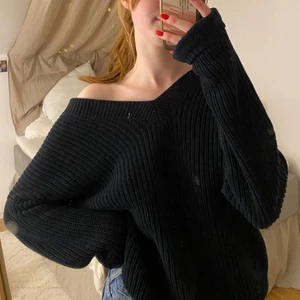 Svart Stickad  - Jättefin svart stickad tröja från Nelly. I jättefint skick och strl XS men sitter oversize på mig som är S/M. Jättefin i ryggen och går att knyta som man vill. Frakt betalas av köparen.