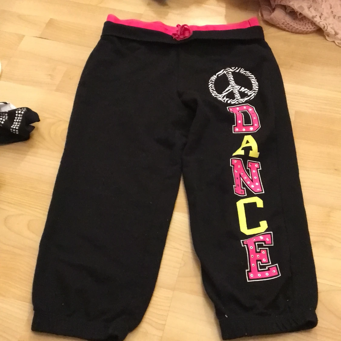 Byxor svarta med detaljer