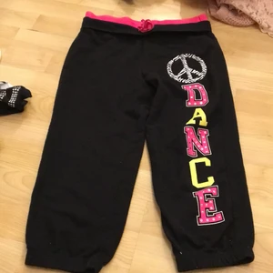 Byxor svarta med detaljer  - Byxor som jag aldrig har använt de är tvättade. Inte min storlek längre bra i material.