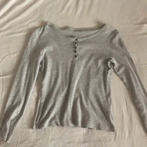 Tröja med knappar - Såå söt tröja som ger mig lite elena gilbert vibes. Den är i barnstorlek 146/152 men passar någon med xs ev S. Fraktinfo står nedan❤️ skriv för bild på.