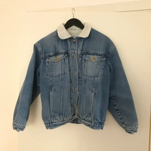 Jeansjacka med teddyfoder - Jeansjacka med 4 fickor, teddyfoder, köpt second hand 🦋