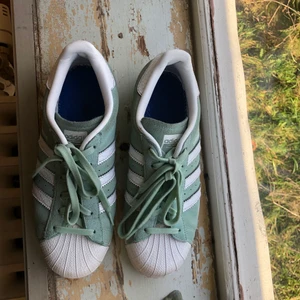 Vintige inspirerade adidas sneakers - Jättefina mintgröna vintige inspirerade adidas superstar sneakers. Jättebra skick och sparsamt använda. Storlek 39.🍀