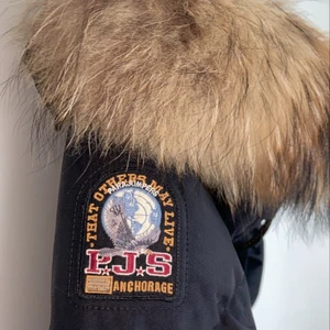 Parajumper longbear  - Jag säljer min jätte snygga parajumper longbear bara pågrund av att den blivit stor för mig annars är den som ny och är bara använd en halvvinter. Den har en stor och jätte fin päls jackan är i St L men skulle säga passar en M pris går att diskutera😊 