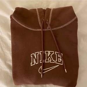 Säljer min Hoodie med eget tryckt Nike märke. Den är verkligen jätte skön och passar så bra nu till vintern.