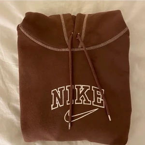 Nike Hoodie  - Säljer min Hoodie med eget tryckt Nike märke. Den är verkligen jätte skön och passar så bra nu till vintern.