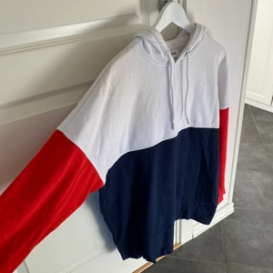 Monki luvtröja - Köpt från Monki, knappt använd. Storlek M men väldigt oversized, passar storlek L-XL. Precis som ny, köp nu!