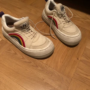 Eytys Sonic Canvases  - Ok så jag kommer inte ihåg varför jag köpte dem, men dem är ganska fräna. Det är storlek 44 men passar nog en 43 med dubbla strumpor om du känner för det. Passar till det mesta:)