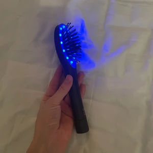 Eyracure uv borste - Säljer denna uv borste från eyracure då jag har en till. Den är helt ny och fräsch, oanvänd. Borsten används i kombination med andra produkter från eyracures hemsida för att reparera håret på djupet, läs på deras hemsida för mer information. Nypris är ca 300 kr. Pris kan diskuteras!