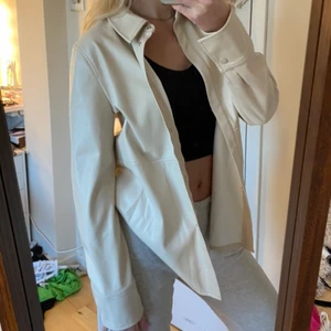 Jacka - Jacka i läderimitation från gina. Gratis frakt!🤎