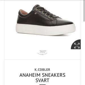 Väldigt fina svarta sneakers från märket Anaheim köpta på Scorret🤍 Nypris kring 1000 kr! Knappt använda då de var för små, extremt fina både in- och utvändigt!! Pris kan diskuteras. 