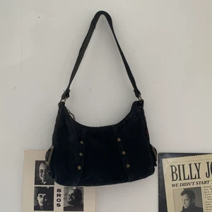 shoulder bag - fin liten shoulder bag i matcha-läder! köpt vintage, använd kanske 1-2 ggr. väskan är i bra skick förutom att fickan på yttersidan har ett litet hål i sig. köparen står för frakt på 24 kr!! ❤️