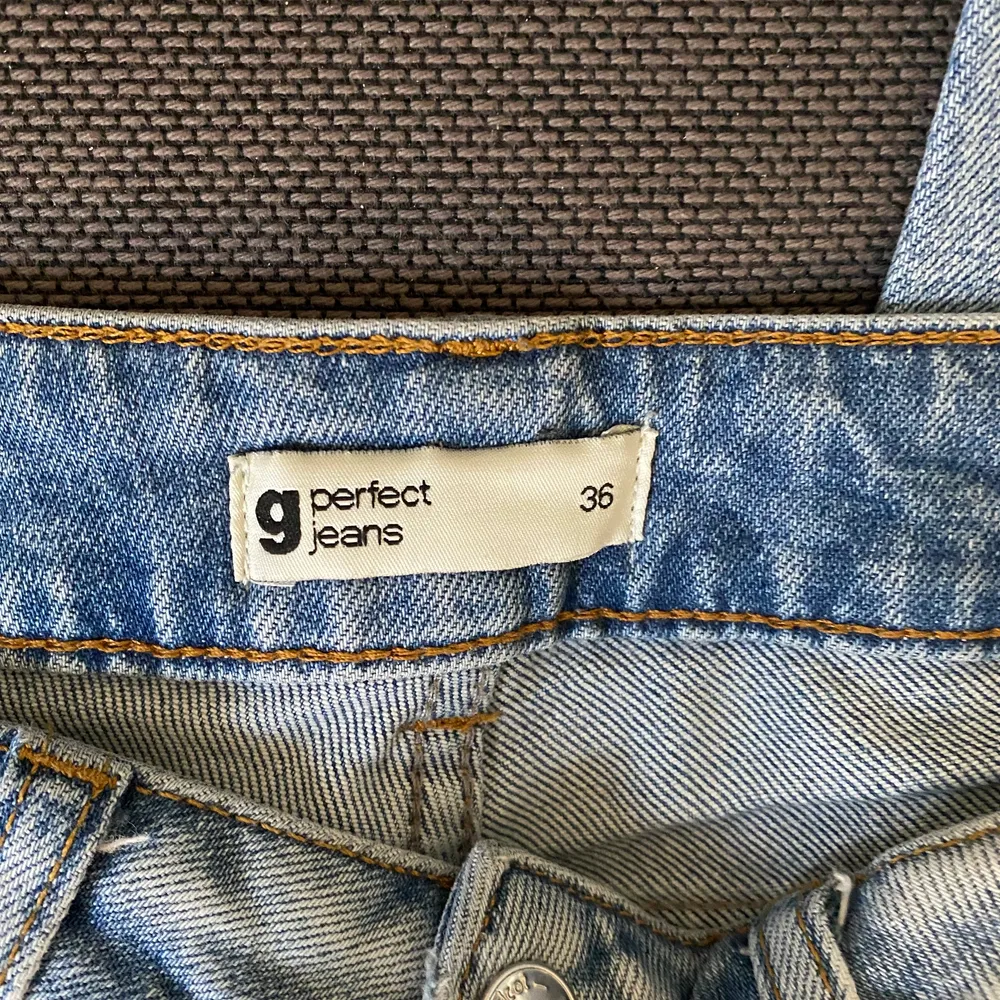 Ett par väl använda blåa jeans ifrån Ginatricot som jag inte har användning till längre. Längst ner på byxan är det rippade detaljer. Dessa är i storlek 36 men passar på mig som vanligtvis har storlek 34 beroende på hur man vill ha passformen. . Jeans & Byxor.