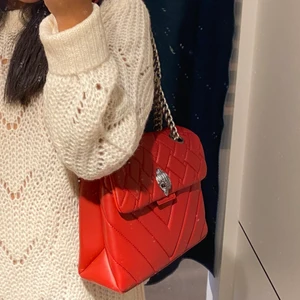 Kurt Geiger väska - Säljer min Kurt Geiger väska. Använd 1-2 gånger. Köptes för 2500kr men säljer för 2000kr. Dustbag medföljer❤️‍🔥(finns fortfarande kvar)