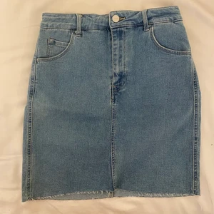 HELT NY JEANSKJOL - Från HM. Kjoen är stretchigt och inte så kort💖