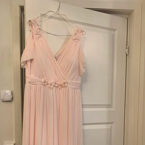 Festklänning klänning  - Helt ny oanvänd klänning med lappen kvar. Passar perfekt för evenemang av olika slag 