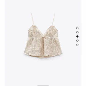 Topp  - Säljer denna oanvända topp från Zara i storlek S eftersom den inte kommit till användning och prislapp är på och allt 