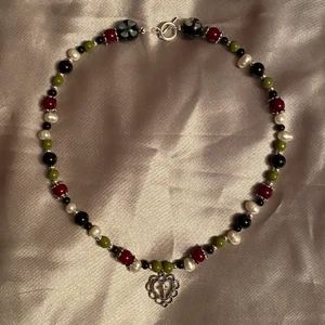 halsband ꨄ - Halsband gjort på gröna, röda och svarta glaspärlor, vaxade pärlor och en silver pendant i form av ett kors 🐇🌹🍷💒 ✝️ ! gratis frakt !