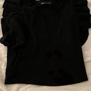 Säljer min svarta Zara tröja med volanger i storlek M. Jättefin och använde antal gånger! Köparen står för frakten!
