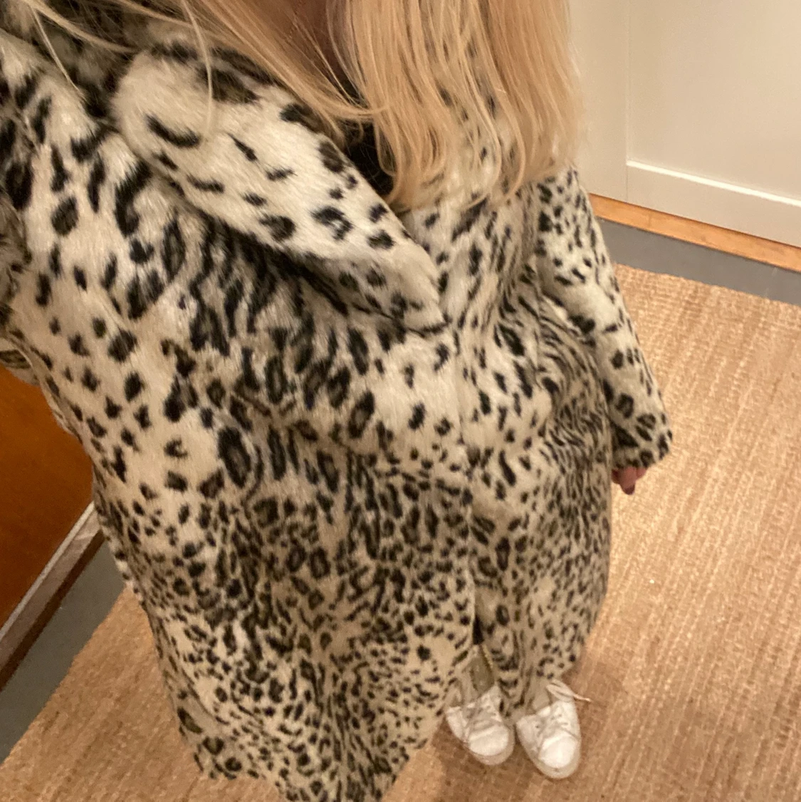 Pälskappa i leopard  - 90