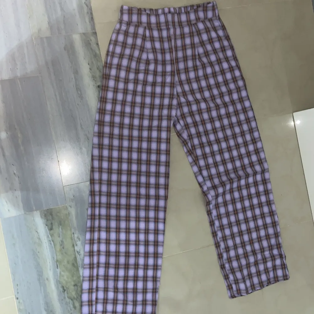 Det är ett par pyjamas byxor från shein som är storlek L fast man kan räkna det som M/S och frakten är 15 eller 20kr eller 12 beroende på vikt på paketet. Jeans & Byxor.