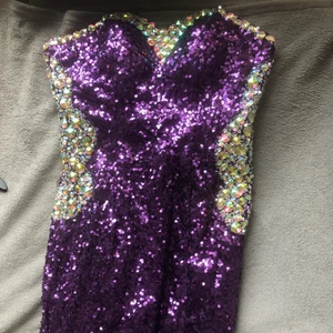 Balklänning - Guys denna klänningen är perfekt för balsäsong, unik maxiklänning med massa paljetter, diamanter och såklart buren en gång:(