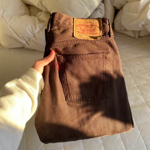Bruna levi’s jeans - ❗️Jeansen är kvar så länge annonsen är uppe❗️ Bruna levis jeans i strl 29/34 i den klassiska modellen 501, vintage så storleken är mindre! Passar xs/s, långa i benen!!! Spårbar frakt 66kr🥰💖 KÖP DIREKT 600kr
