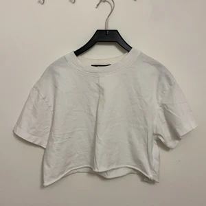 T-shirt  - En vit croppad t-shirt i storlek S från bikbok. Använd några gånger 