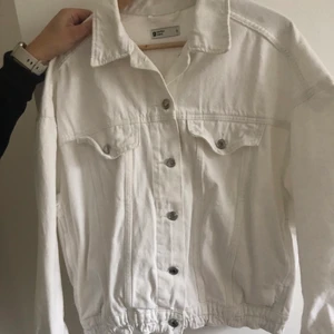 Gina tricot Vit 90’s denim jacket strl S - Jag är 160cm lång och jackan går ner till mitten av rumpan ungefär. Jag har använt den 1 gång. Den är köpt i år. Köparen står för frakt. Egna bilder förutom sista (Sista bilden är från Gina Tricots hemsida, den vita versionen av jackan är slutsåld) original pris 499kr. Slutsåld på hemsidan nu. Inga defekter alls. Säljer för att jag ej gillar jackan mer. Pris kan diskuteras.